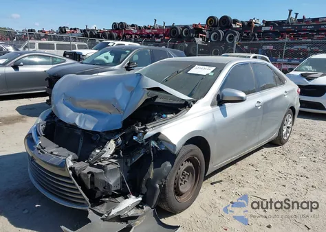 2015 Toyota Camry Le z USA, uszkodzony, nr VIN 4T4BF1FK2FR445347